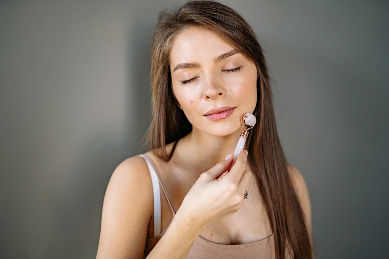 Kobieta dba o pielęgnacje swojej suchej skóry twarzy