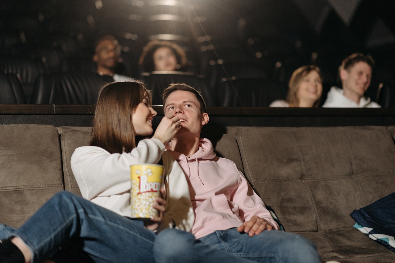 Para w kinie na romantycznym filmie
